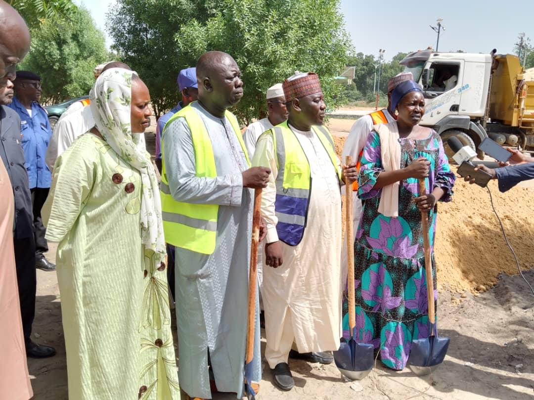 Tchad :  à N'Djamena, la commune du 3ème arrondissement soutient le Lycée Félix Eboué par des travaux de remblaiement