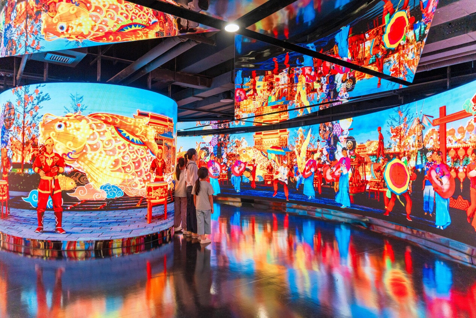 Visitors experience the charm of intangible cultural heritage at an exhibition hall in northwest China's Shaanxi province. (Photo/Zhang Cheng)