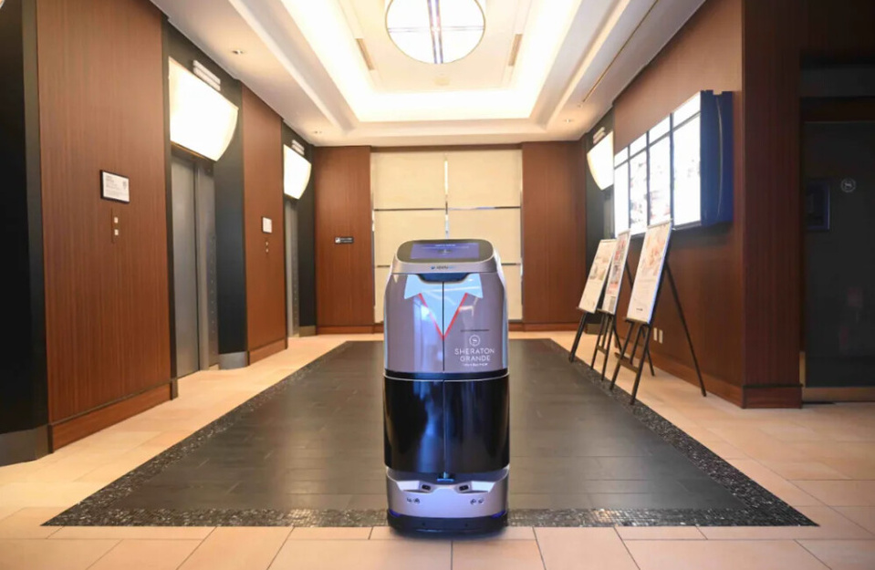 A Chinese-made service robot moves at the Sheraton Grande Tokyo Bay Hotel, Japan. (Photos from the official website of Keenon Robotics)