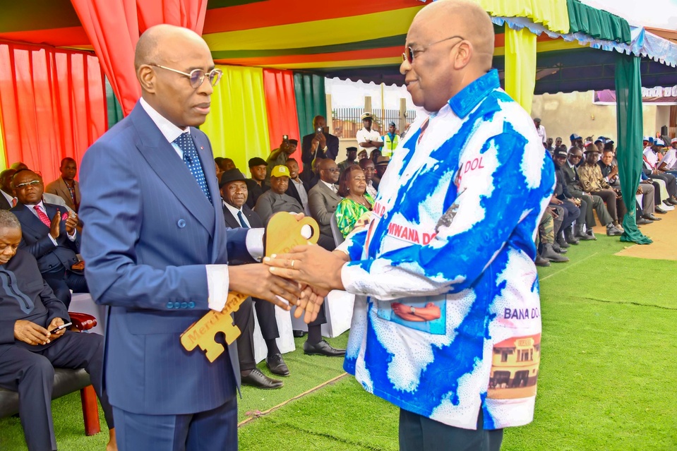 François Nguimbi remettant les clés de l'école au ministre Jean Luc Mouthou