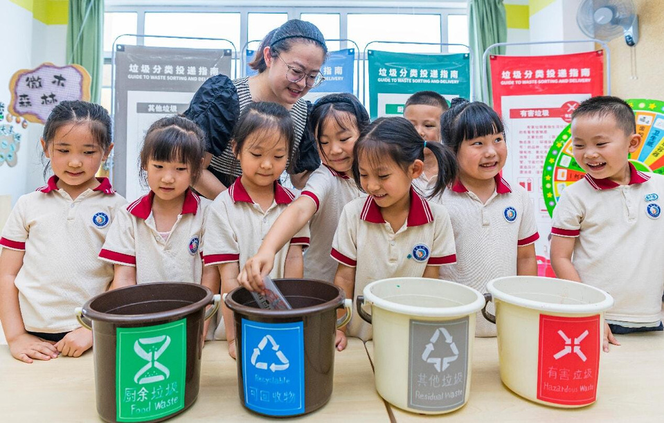 Kindergarten students learn waste sorting, Zhangjiakou, north China's Hebei province. (Photo/Zhang Litao)