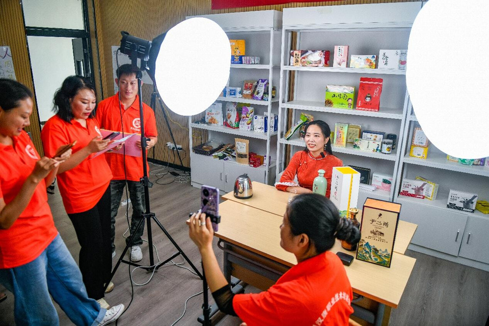 Females learn livestream e-commerce skills at a public job training base in Qianxinan Buyei and Miao autonomous prefecture, southwest China's Guizhou province. (Photo/Liu Zhaofu)