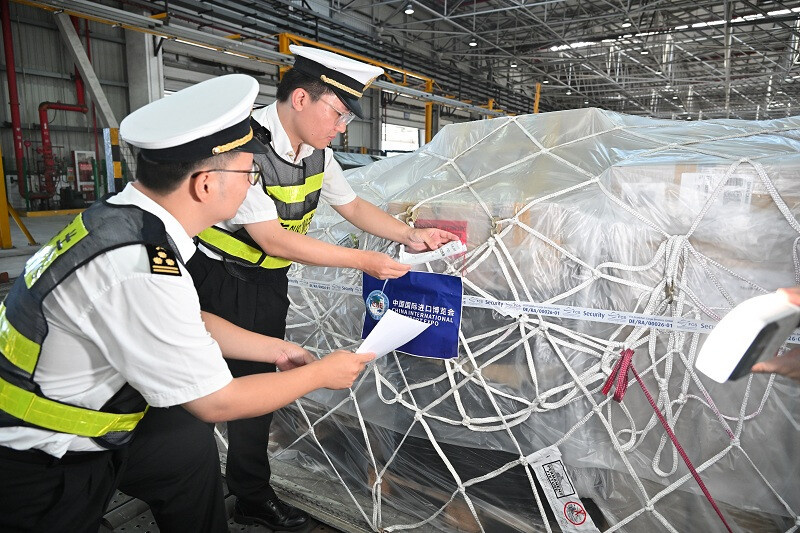 Customs officers inspect the first batch of inbound exhibits of the 8th China International Import Expo (CIIE). (Photo/Shen Chunchen)