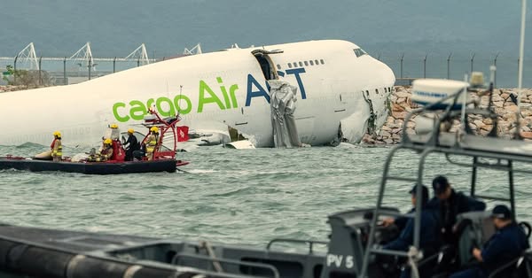 Hong Kong : Sortie de piste fatale d'un Boeing 747-400 cargo d'Emirates tragically