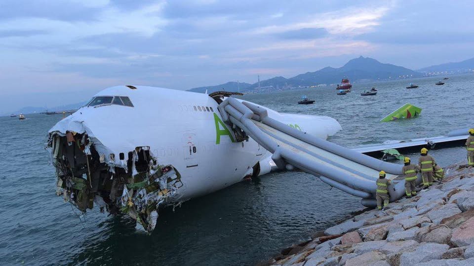 Hong Kong : Sortie de piste fatale d'un Boeing 747-400 cargo d'Emirates tragically