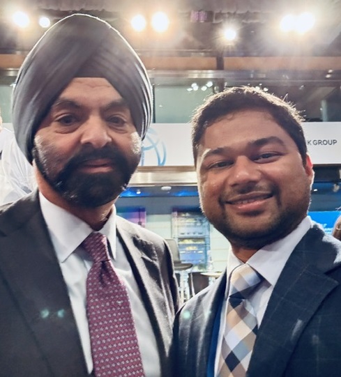 Ashraf Syed en compagnie du Président du groupe de la Banque mondiale, Ajay Banga lors des Assemblées annuelles 2025.