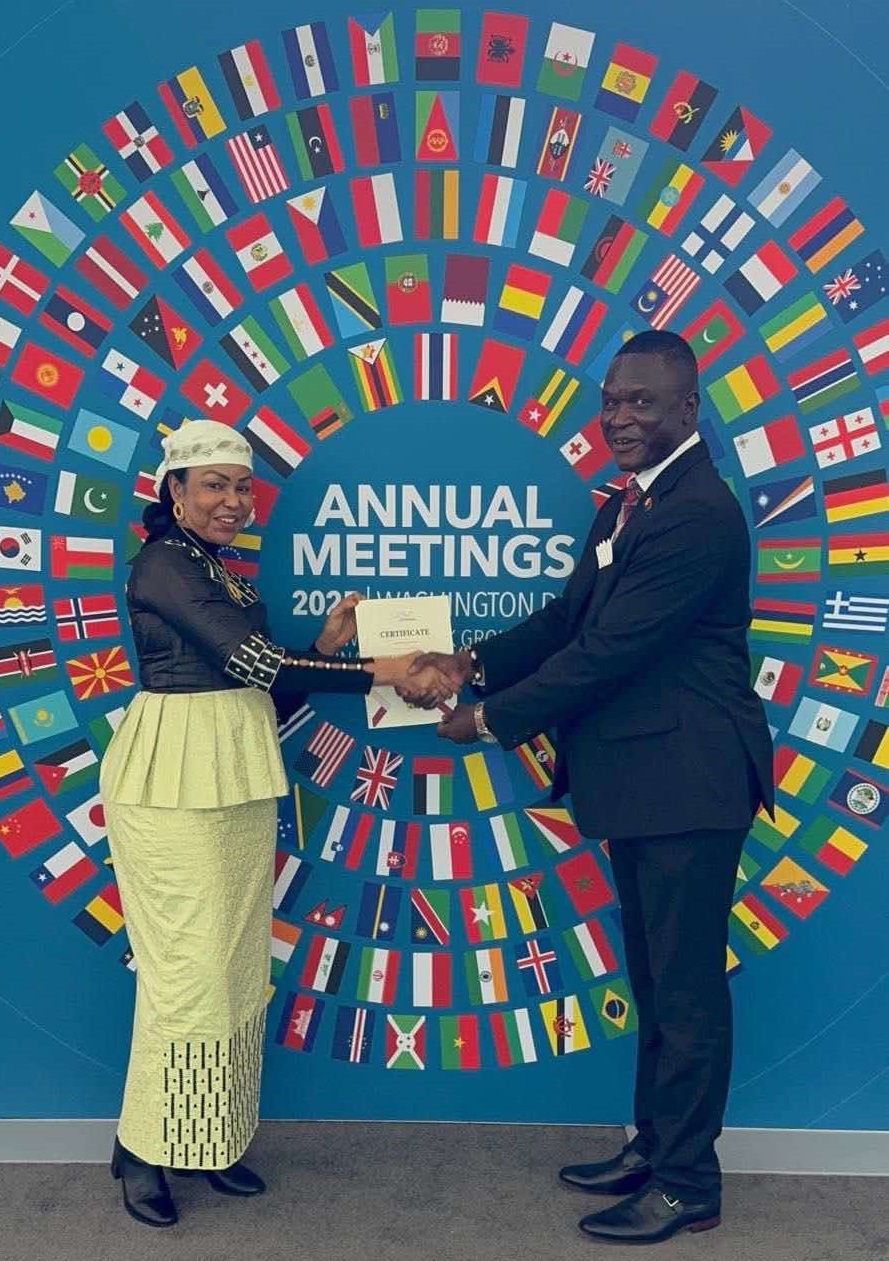 Le représentant du CESCE, Olivier Noudjalbaye Dedingar, en compagnie de S.E. Mme Fatima Haram Acyl, ministre déléguée auprès du ministre des Finances et du Budget, lors des Assemblées annuelles 2025 du FMI et de la Banque mondiale à Washington D.C.