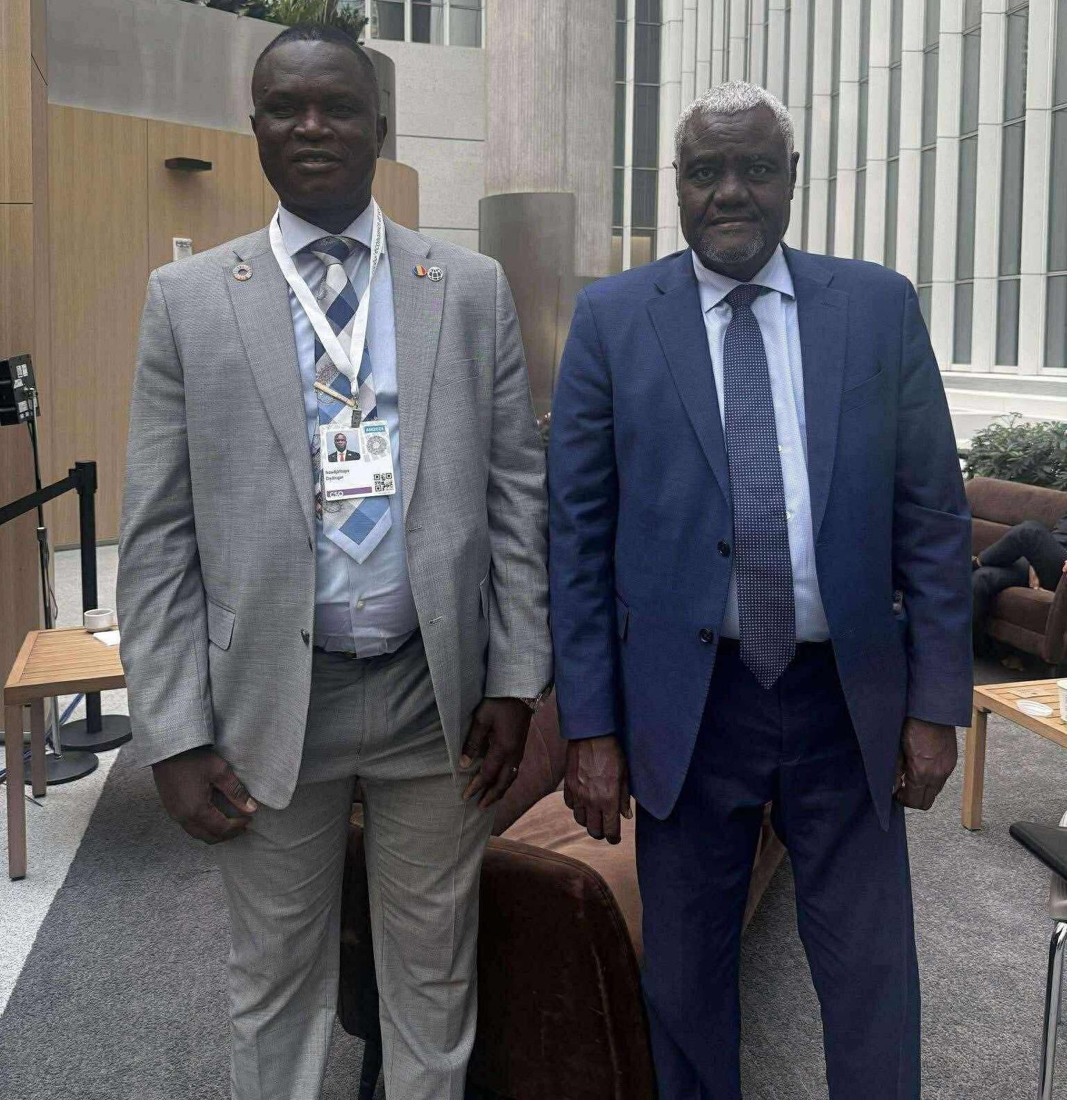 Le représentant du Conseil Économique, Social, Culturel et Environnemental du Tchad, en compagnie de S.E. Moussa Faki Mahamat, ancien Président de la Commission de l’Union africaine, à l’occasion des Assemblées annuelles 2025 du FMI et de la Banque mondiale.