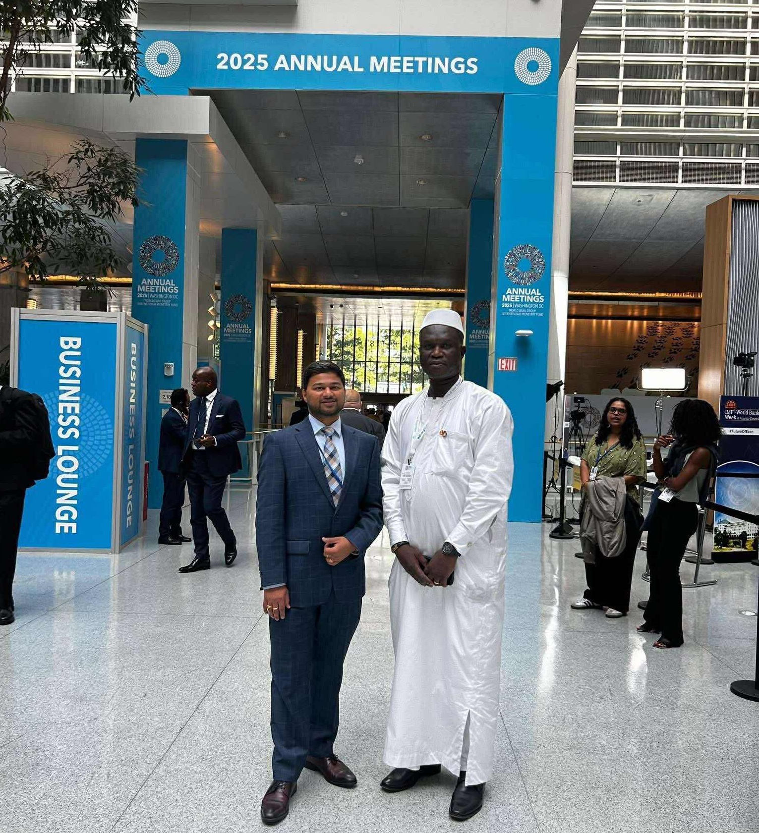 Son Excellence Olivier Noudjalbaye Dedingar en pleine discussion bilatérale dans le cadre  du Business Lounge des Assemblées annuelles 2025.