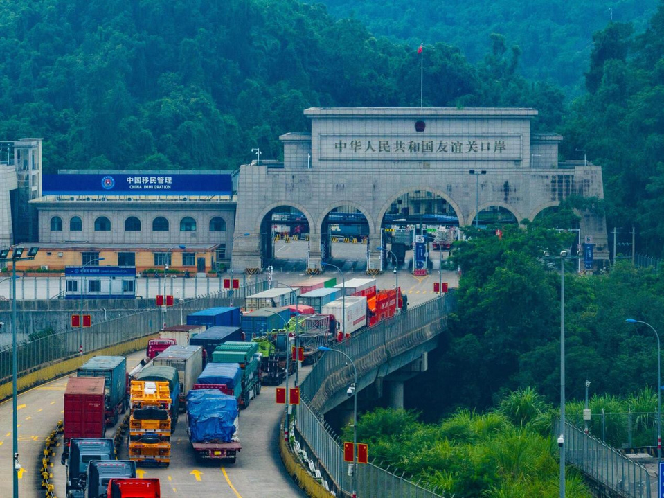 Trucks line up to clear customs at the Youyi Pass, or Friendship Pass, in Pingxiang, Chongzuo, south China's Guangxi Zhuang autonomous region, Aug. 5, 2025. (Photo/Liu Zheng)