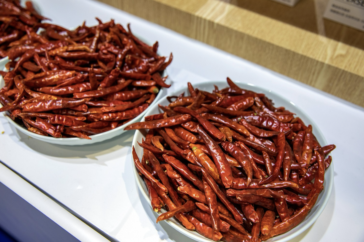Shanghai, Nov.10, 2022 – Distinctive African agricultural products, such as Rwandan dried chili peppers, are showcased at the International Trade Centre booth during the 5th CIIE. [Photo: CFP]