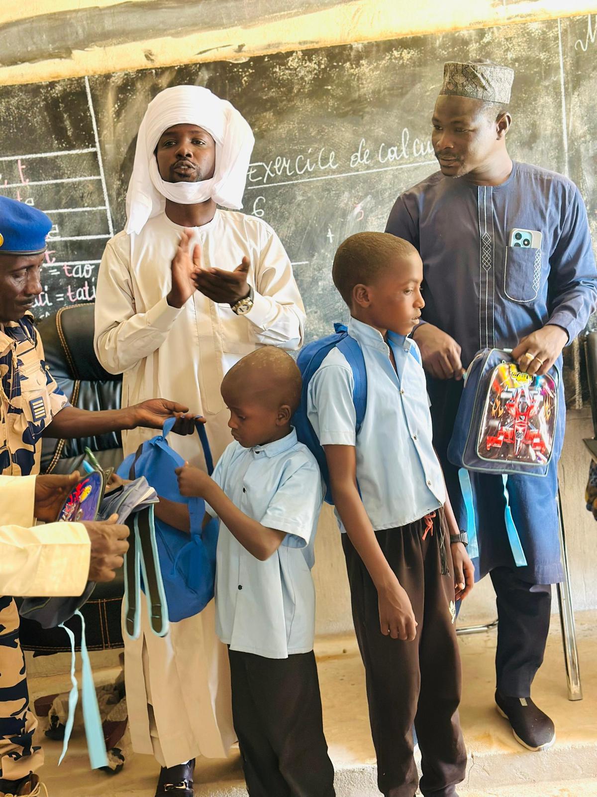 Tchad : l’ADFA offre un important lot de kits scolaires aux élèves de l’école de Djara