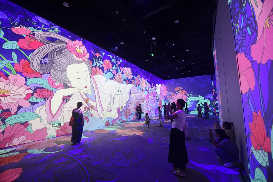 Tourists attend a digital art exhibition at the Zhejiang Museum in Hangzhou, east China's Zhejiang province. (Photo/Long Wei)