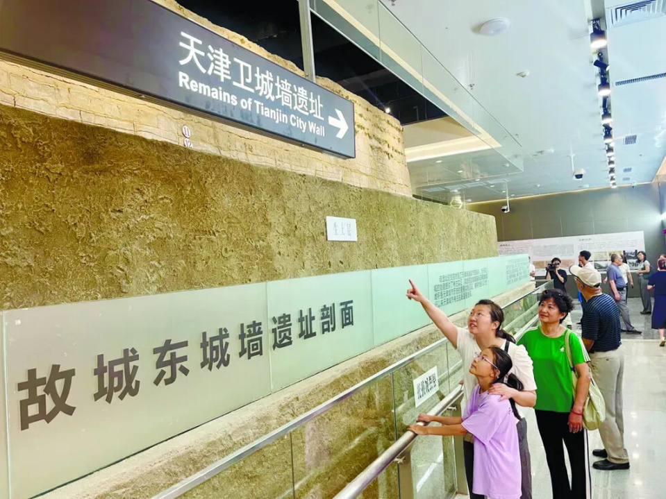 Citizens visit the exhibition hall featuring the remains of Tianjin's ancient eastern city wall at the Dongnanjiao Station of Tianjin Metro Line 4. (Photos provided by Tianjin Metro Group)