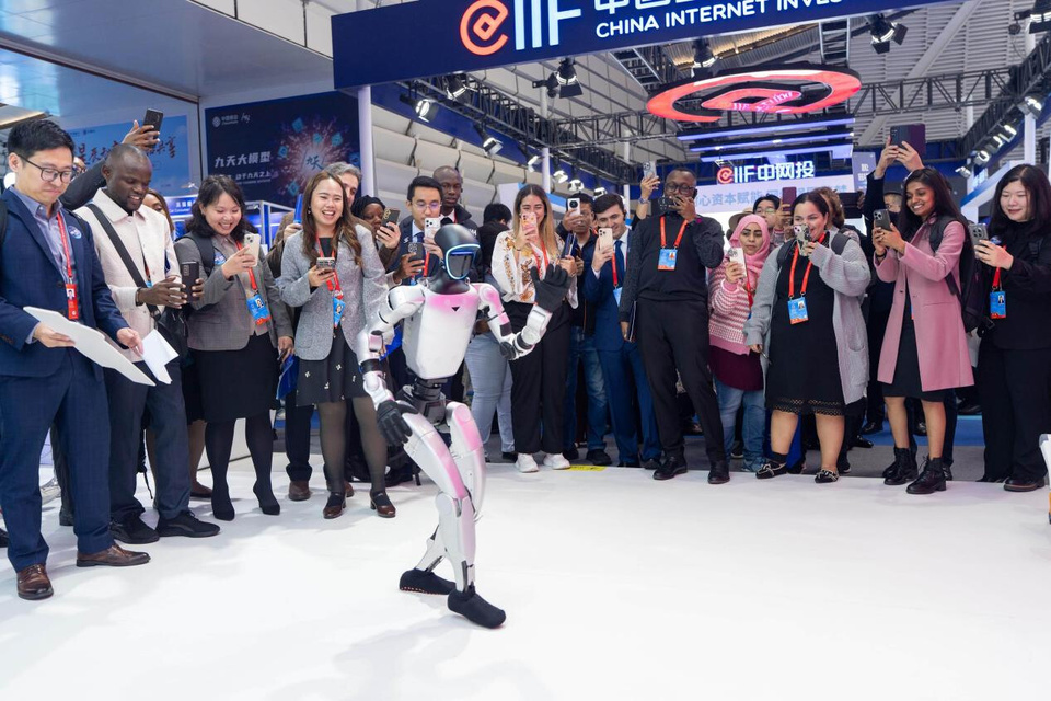Visitors to the Light of Internet Expo held in Wuzhen, east China's Zhejiang province, watch a humanoid robot dance, Nov. 6, 2025. (Photo/Yang Meiqing)