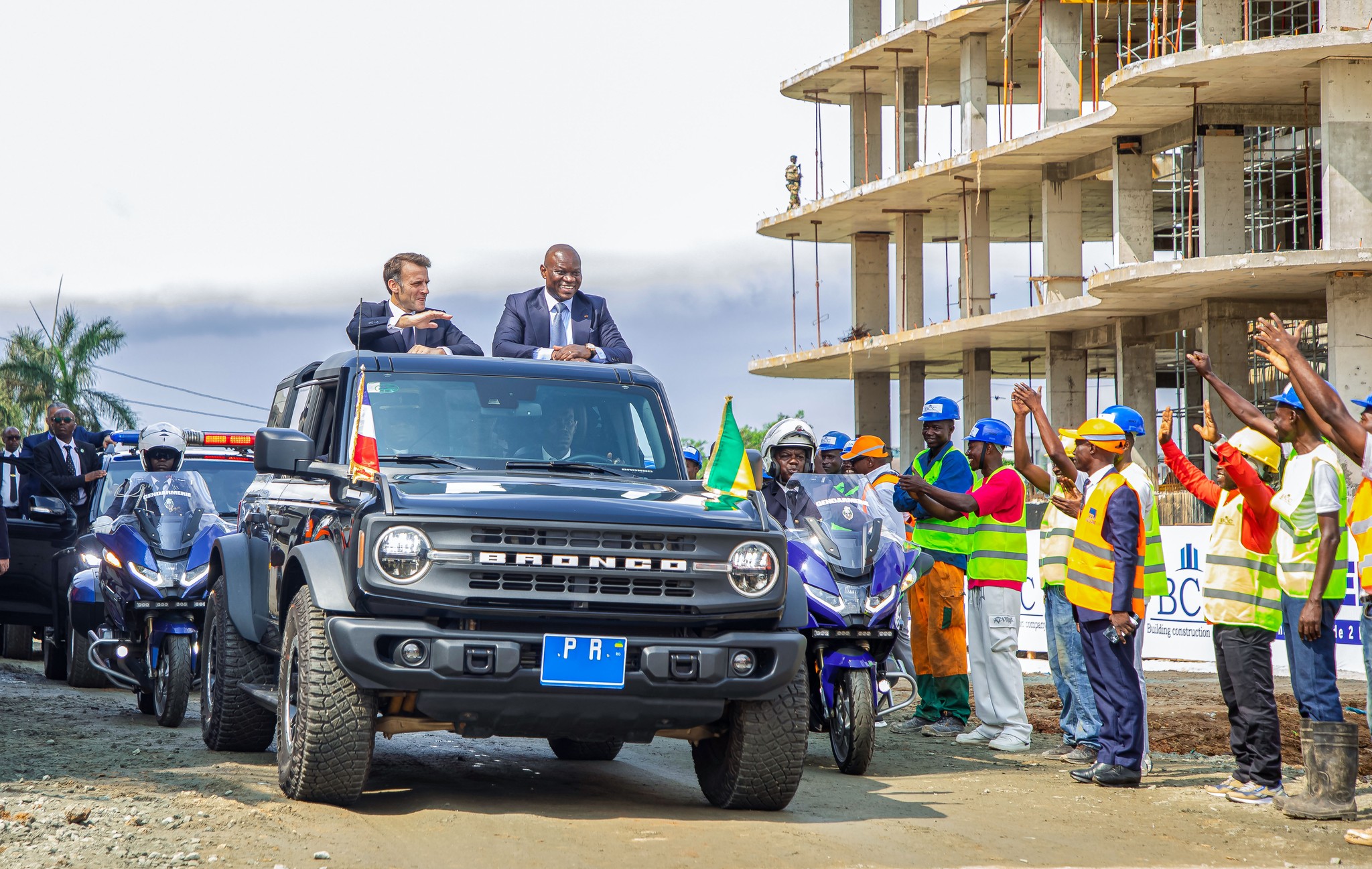 Gabon : Le Président Oligui Nguema et son homologue Emmanuel Macron visitent les chantiers structurants de Libreville
