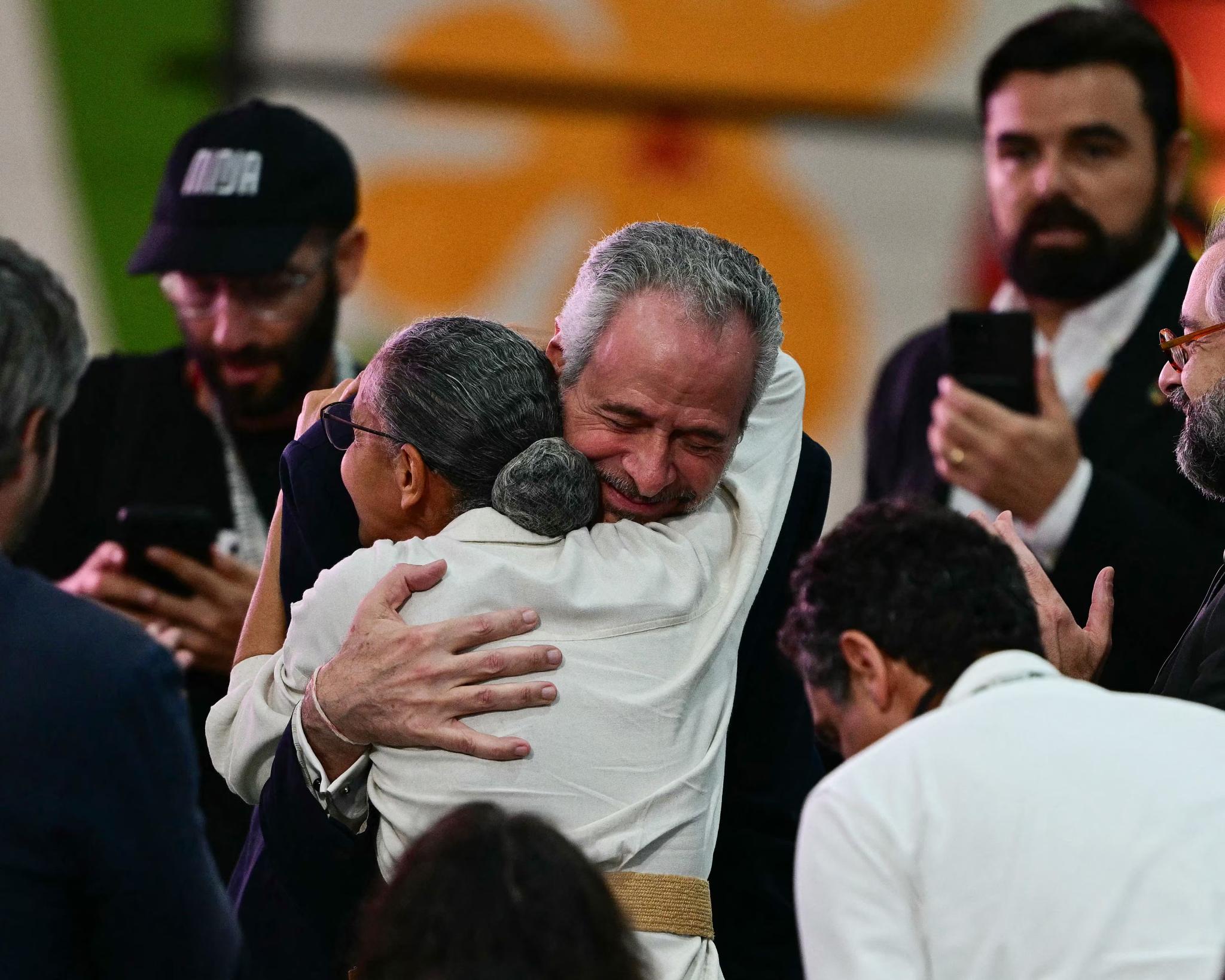 Le président de la COP30, André Corrêa do Lago, embrasse la ministre brésilienne de l'Environnement, Marina Silva, après la conclusion d'un accord lors du Sommet. Photo : Pablo Porciúncula/AFP/Getty Images