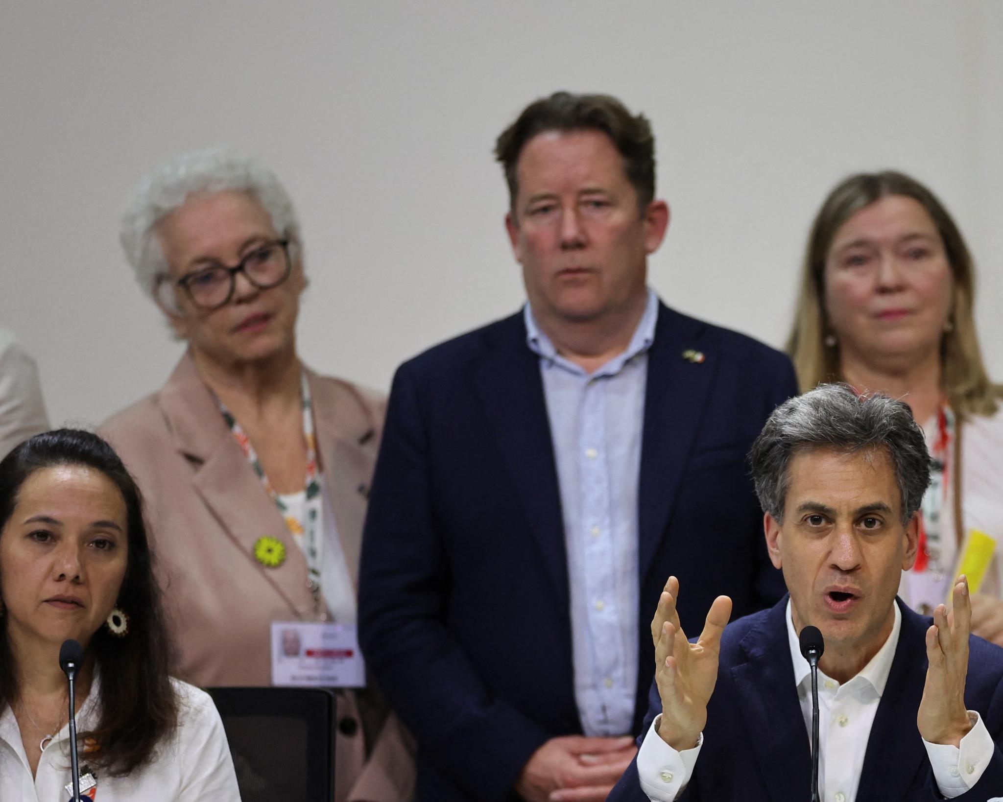 Le secrétaire d'État britannique à l'Énergie, Ed Miliband, prend la parole lors de la réunion des ministres concernant une feuille de route sur les énergies fossiles. Photo : Adriano Machado/Reuters