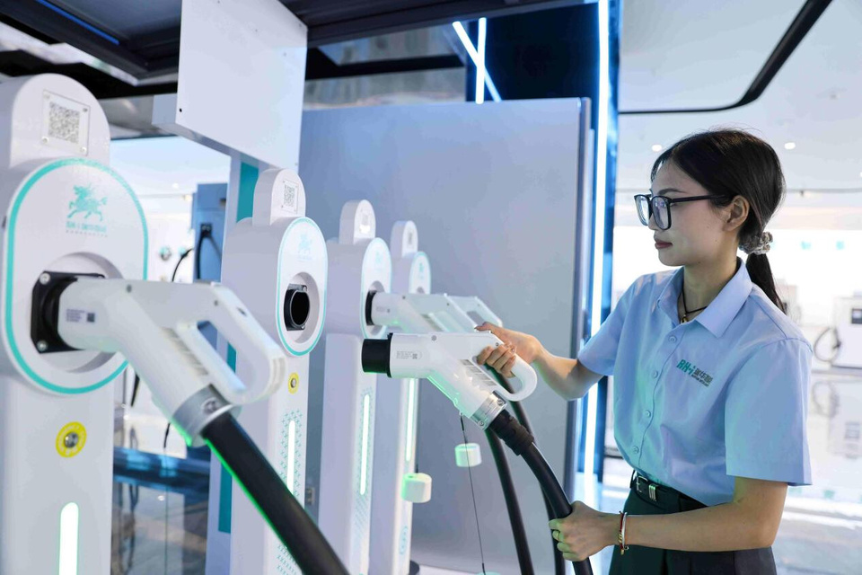 Photo shows smart charging poles manufactured by a tech firm in east China's Jiangxi province. (Photo/Wei Dongsheng)