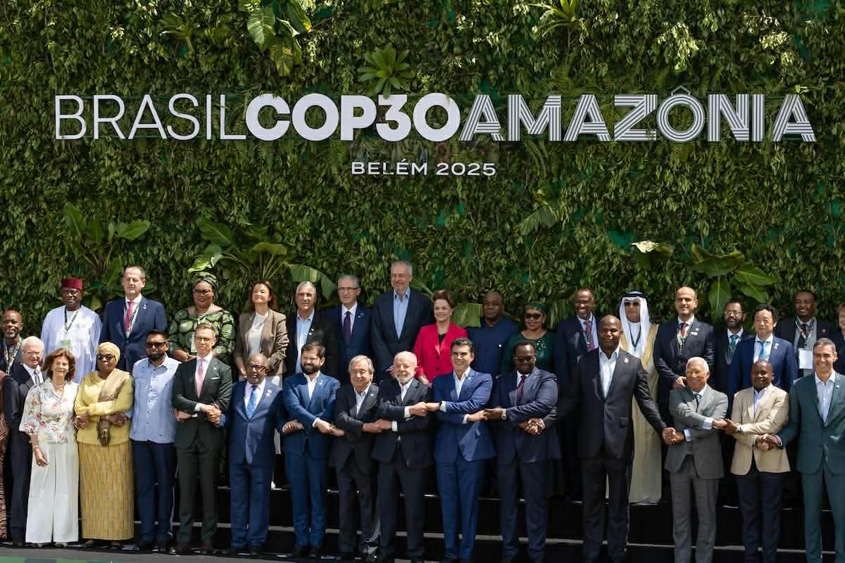 Photo de famille de dignitaires de haut niveau participant au Sommet de Belém sur le climat (Photo : © ONU Changements climatiques – Kiara Worth)