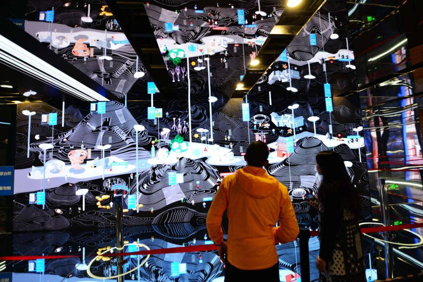 Readers visit the Metaverse Experience Hall of the Beijing Library. (Photo/Fan Jiashan)