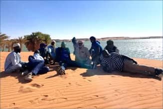 Quelques membres de l’équipe de mission lors de la visite d’un des lacs interconnectés d’Ounianga UNESCO/Junior Ohouko