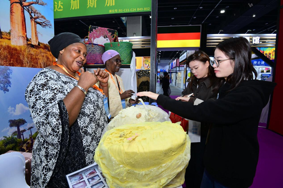 Natural skin care products are showcased at the 2025 China Yiwu International Commodities Fair, Nov. 13, 2025. (Photo/Lyu Bin)