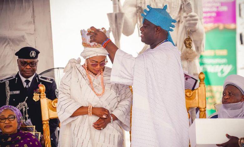 La Première Dame du Nigeria, la sénatrice Oluremi Tinubu, couronnée Yeye Asiwaju Ile Oodua par l'Ooni d'Ife. Photo : politiquenigeria.com