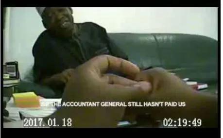 Image extraite d'une vidéo montrant Ganduje recevant un pot-de-vin. Photo : neusroom.com