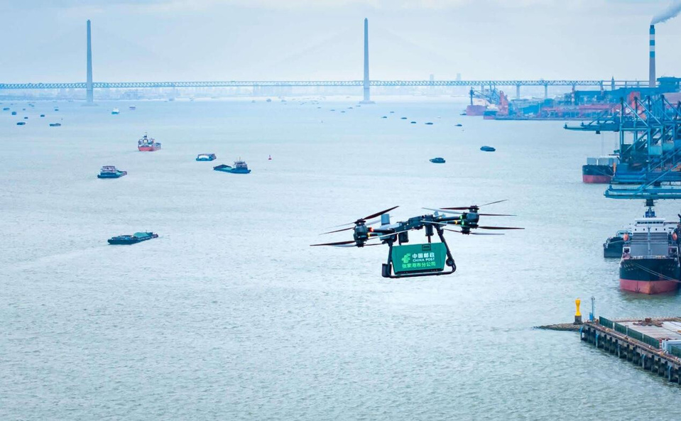 A drone carrying 30 kilograms of parcels flies toward a post service station on the Yangtze River in Zhangjiagang, east China's Jiangsu province. (Photo/Xing Bin)