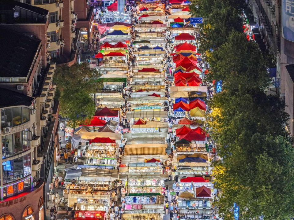 Photo shows a crowded night market in Yiwu, east China's Zhejiang province. (Photo/Jin Sicheng)