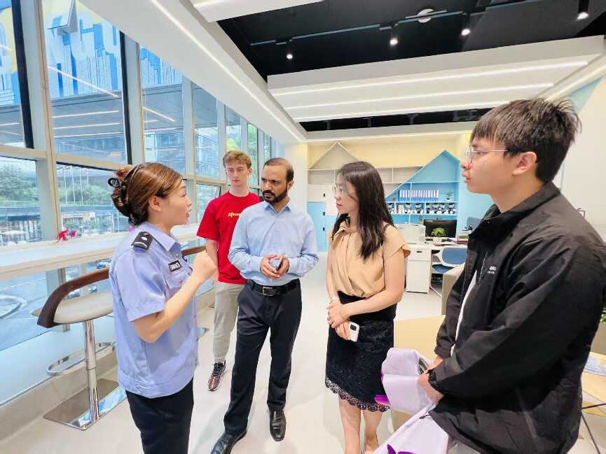 A staff member of the Reception Hall of the Cangqian International Block provides services for Chinese and foreigners. (Photos from the WeChat official account of the Reception Hall of the Cangqian International Block)