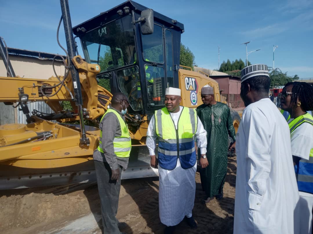 N’Djamena : Le Maire Sanoussi Hassan Abdoulaye conjugue civisme et travaux routiers