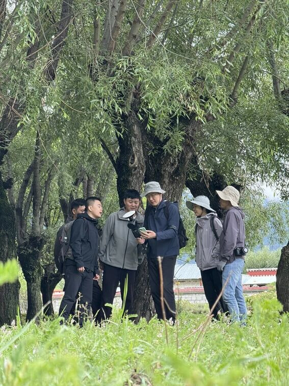 Guo Qinghua (third from right) and his team conduct field observation. (Photo provided by Guo Qinghua)