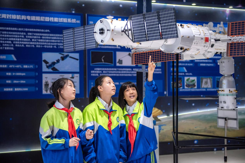 Children watch a scaled-down model of China's space station in Chuzhou, east China's Anhui province. (Photo/Lyu Hua)