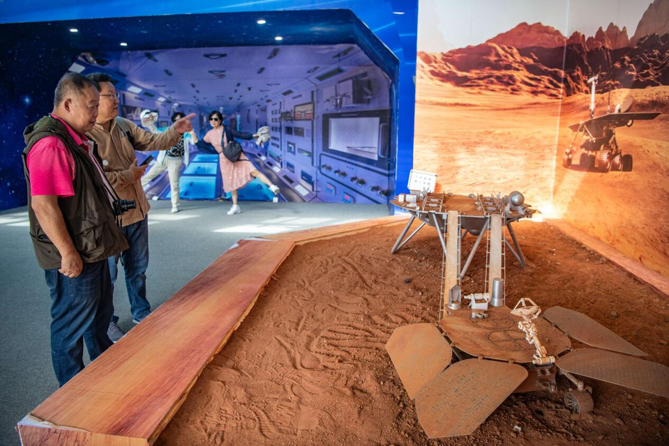 Tourists visit the Wenchang Aerospace Science and Education Center in Wenchang, south China's Hainan province. (Photo/Meng Zhongde)