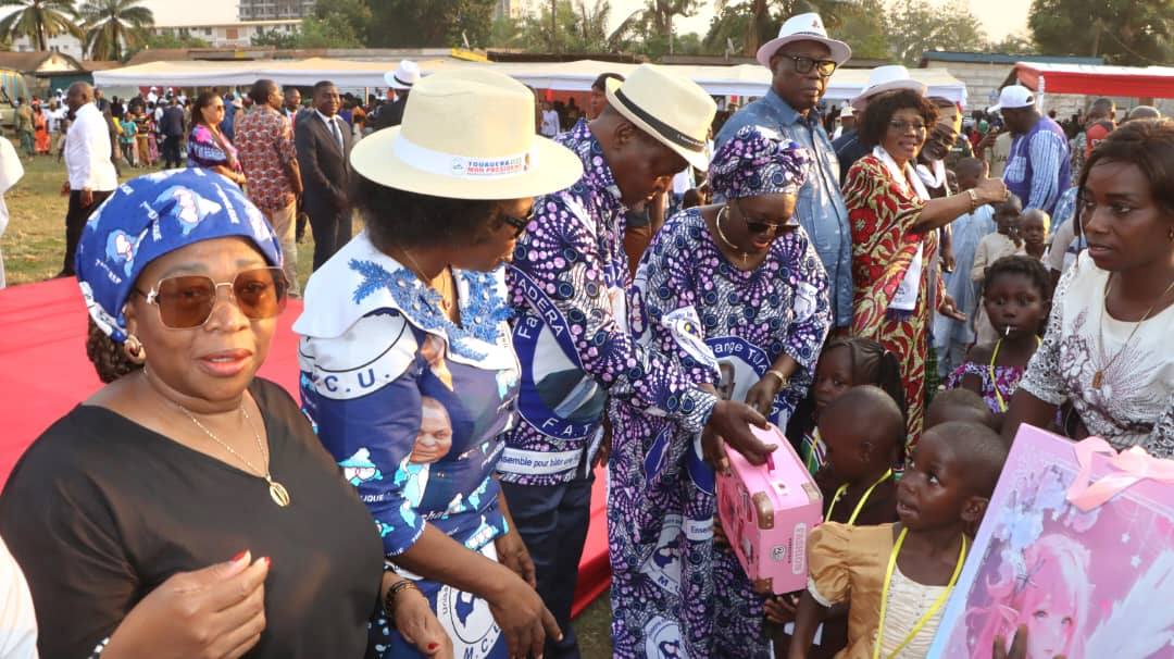 RCA : Arbre de Noël 2025, le couple présidentiel remet des jouets aux enfants à Bangui