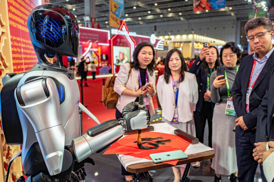 A robot writes Chinese calligraphy at the Chinese Pavilion of the 8th China International Import Expo (CIIE), Nov. 6, 2025. (Photo/Wang Chu)