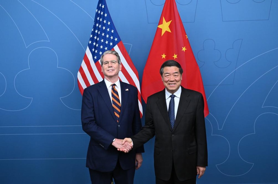 Chinese Vice Premier He Lifeng, also a member of the Political Bureau of the Communist Party of China Central Committee, shakes hands with U.S. Treasury Secretary Scott Bessent prior to a new round of China-U.S. economic and trade talks in Stockholm, Sweden, July 28, 2025. (Xinhua/Dai Tianfang)