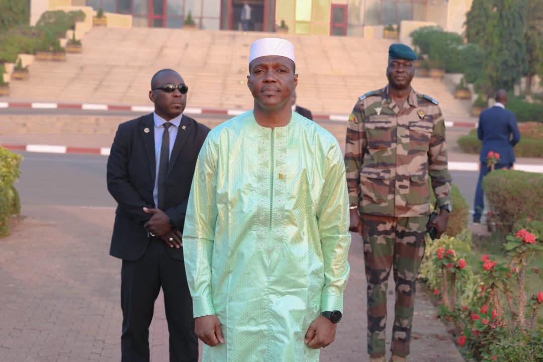 Mali : Le Général Abdoulaye Maïga réaffirme les valeurs républicaines lors de la montée des couleurs à la Primature