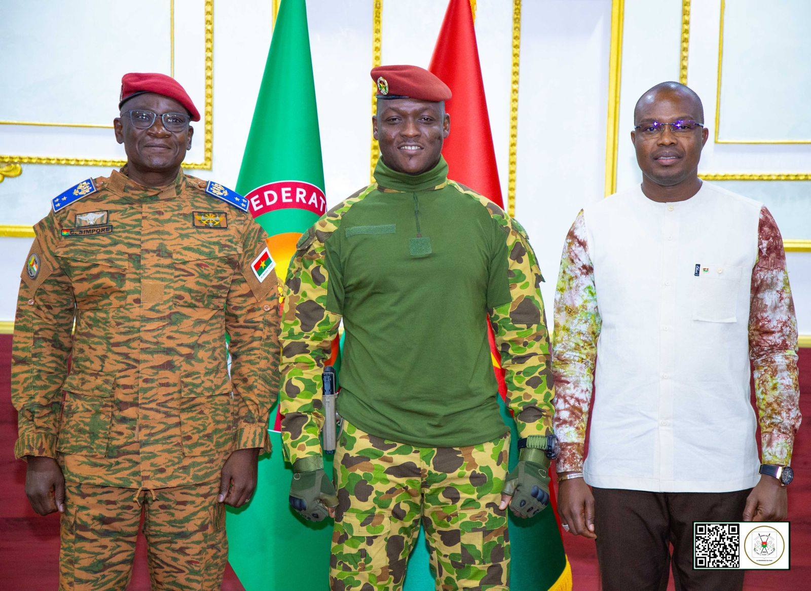 Burkina : le général de division Célestin Simporé reçoit ses attributs des mains du président