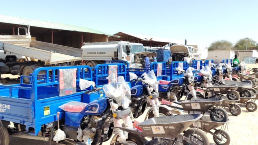 Tchad :  à Abéché, la mairie renforce l’assainissement avec la remise de tricycles et d’équipements