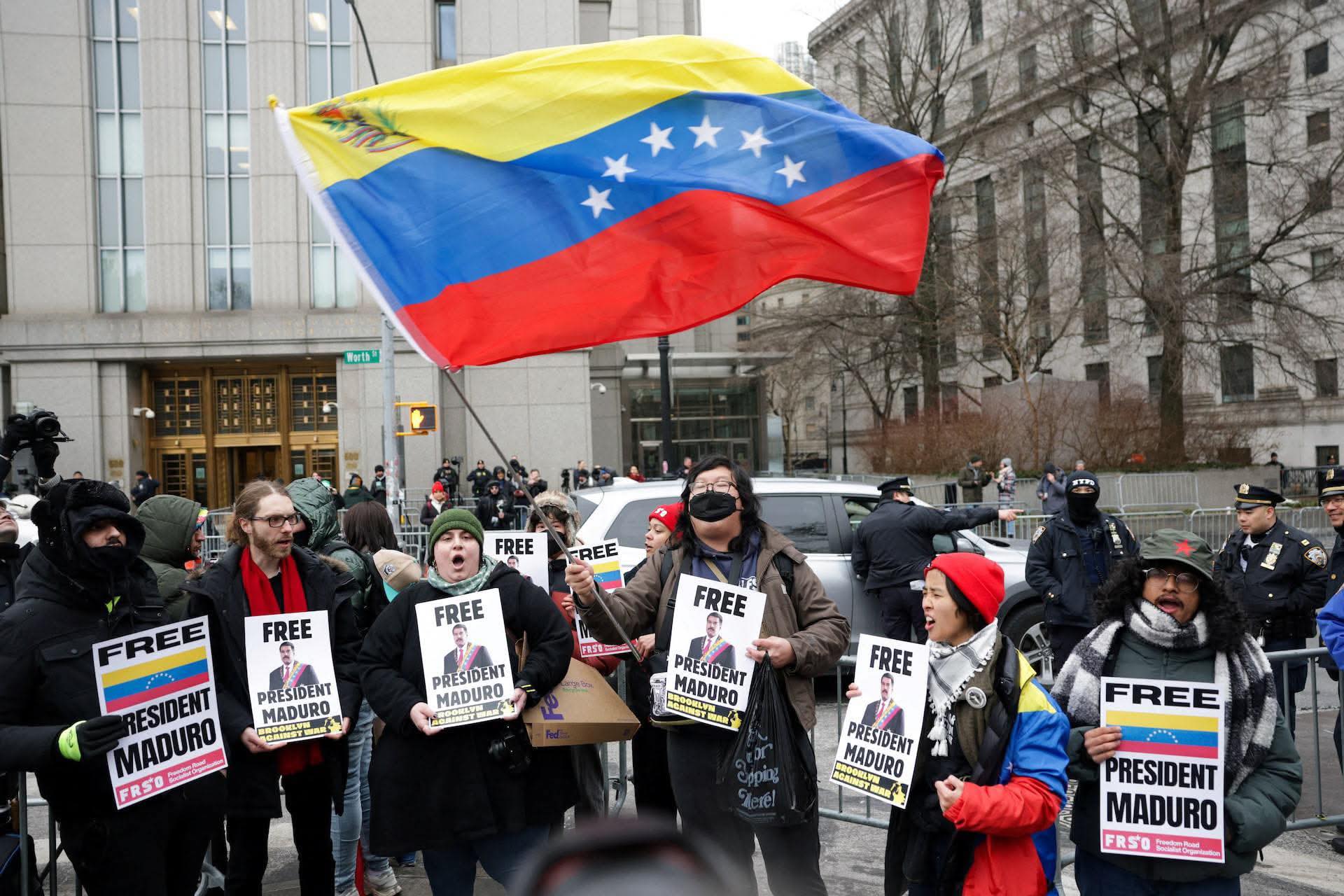 Des manifestants participent à une marche réclamant la libération du président vénézuélien Nicolas Maduro, capturé avec son épouse Cilia Flores à la suite de frappes américaines au Venezuela, à Caracas, le 4 janvier 2026. Photo : Reuters/Leonardo Fernandez Viloria