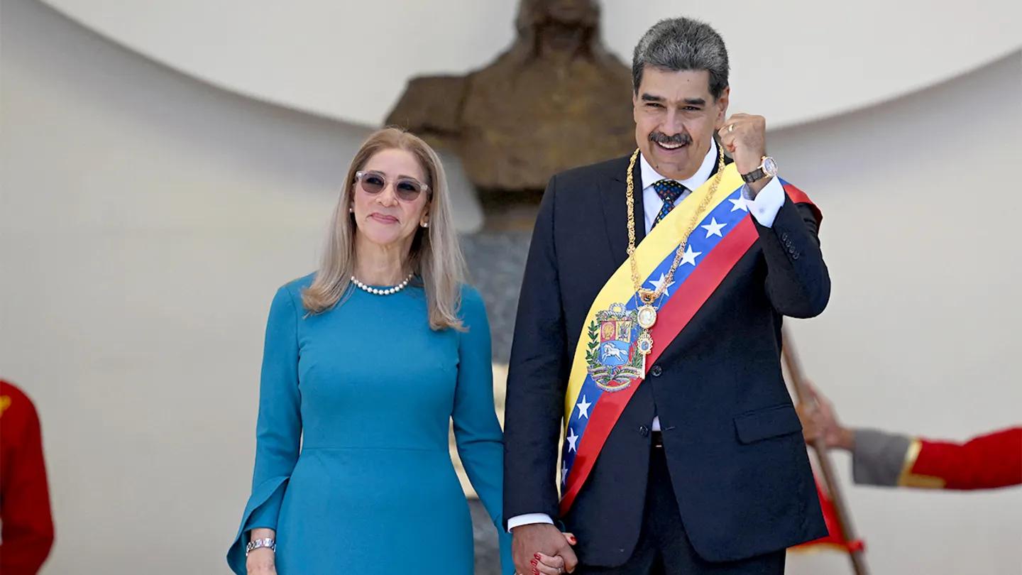 Le président vénézuélien Nicolás Maduro fait un geste aux côtés de son épouse Cilia Flores alors qu'ils quittent le Capitole, siège de l'Assemblée nationale, après avoir prêté serment lors de l'investiture présidentielle à Caracas le 10 janvier 2025. Photo : Juan Barreto/AFP/Getty Images