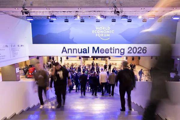 Panneaux de bienvenue au monde entier pour la réunion annuelle. Photo : Forum économique mondial.