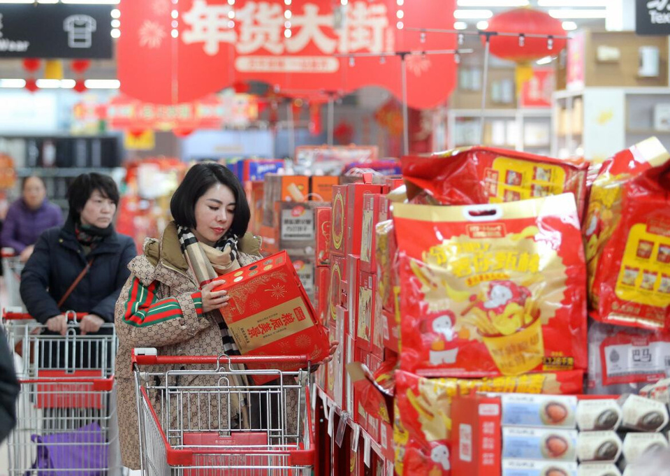 Consumers shop in a supermarket in Yangzhou, east China's Jiangsu province, Jan. 19, 2026. (Photo/Meng Delong)