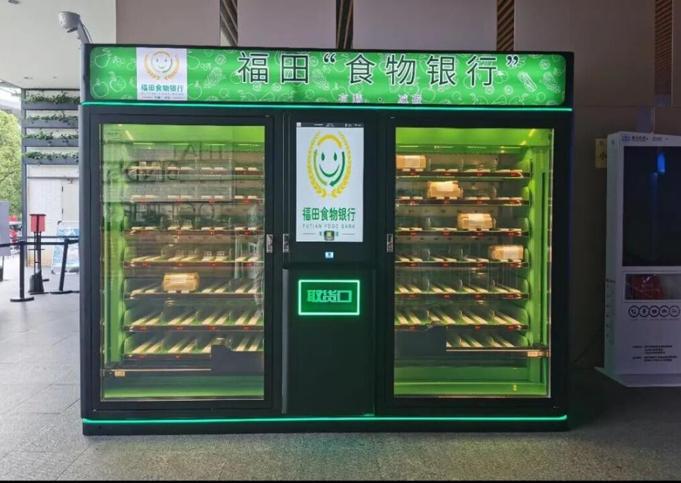 Photo shows a smart cabinet of a "food bank." (Photos from Southern Metropolis Daily)