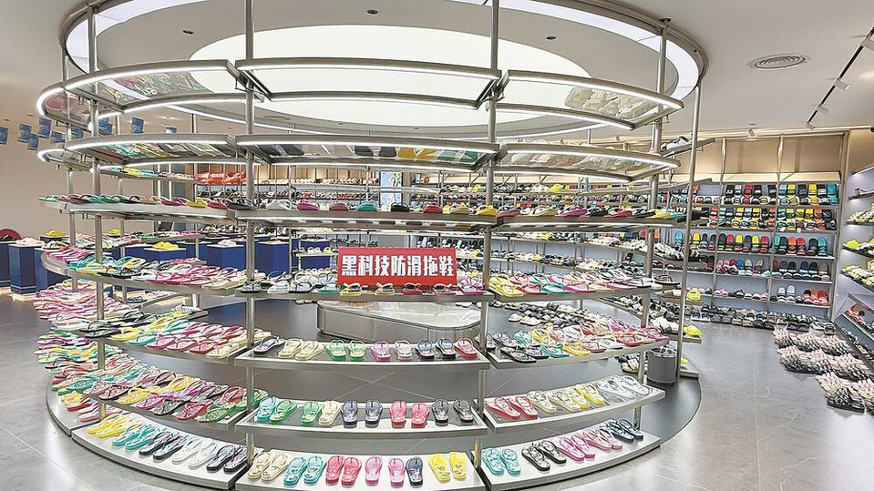 Slippers are showcased in an exhibition hall of Xiangtai Footwear in Jinjiang, southeast China's Fujian province. (Photo from Fujian Daily)