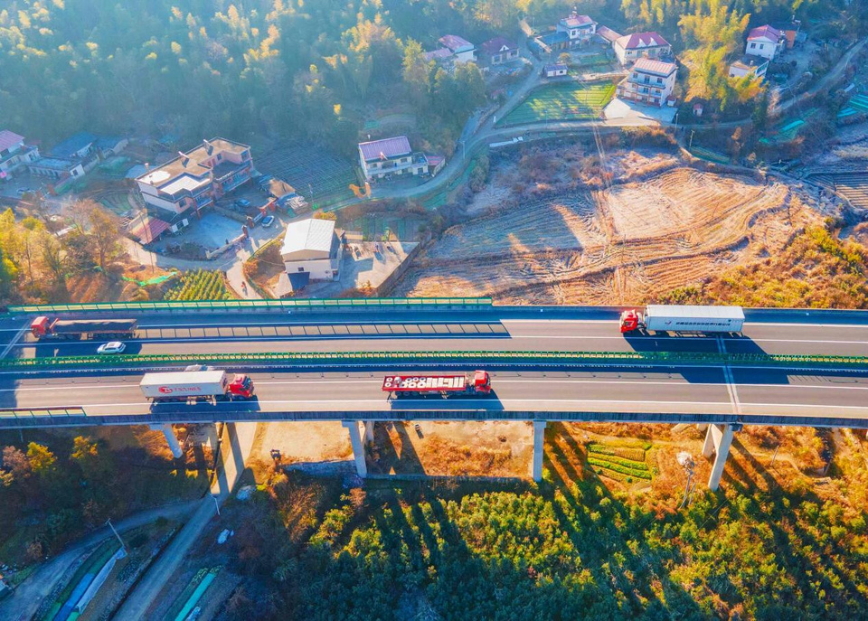 Trucks carrying express delivery parcels run on an expressway in Yuexi county, Anqing, east China's Anhui province. (Photo/Wu Junqi)