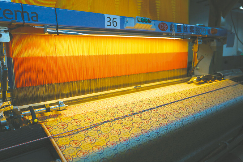 Photo shows a jacquard loom for making Song brocade of Dingsheng Silk. (Photo provided by Dingsheng Silk)